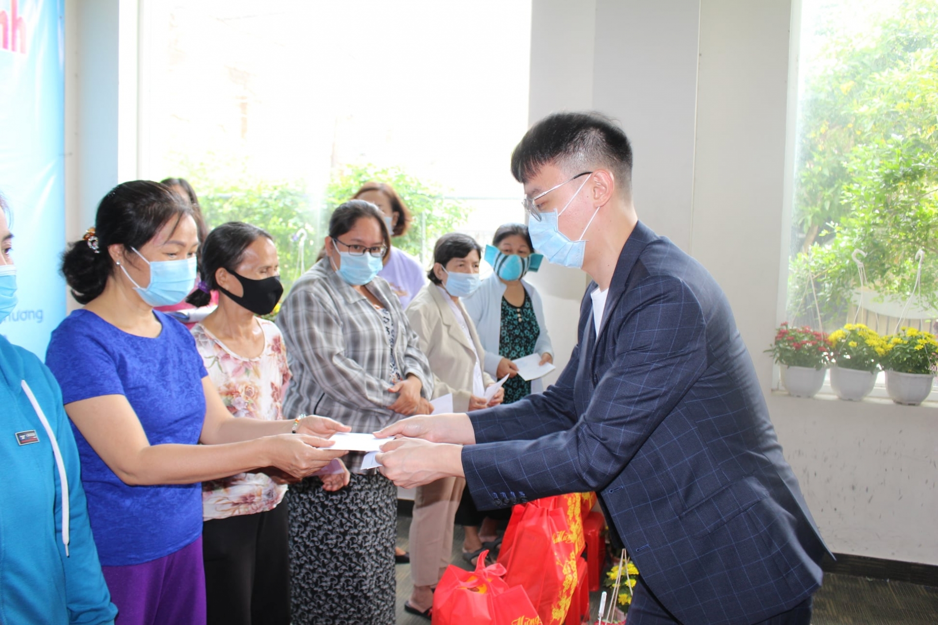 Lunar new year gifts presented to disadvantaged households in hcm city